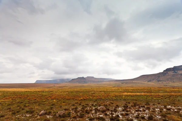 Пустынный горный пейзаж в дождливый день — стоковое фото