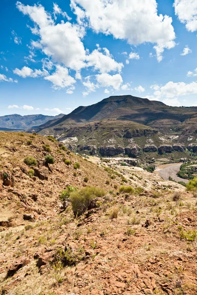 Skalista góra krajobraz z suchym korycie rzeki — Zdjęcie stockowe