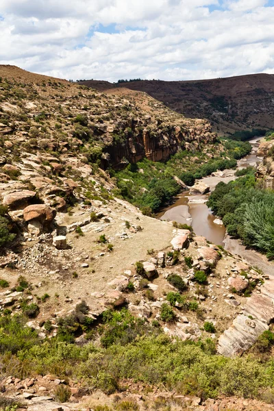 Rotsachtig berglandschap met droge rivierbedding — Stockfoto