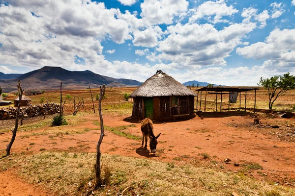 Dorpje in een vallei in Afrika — Stockfoto