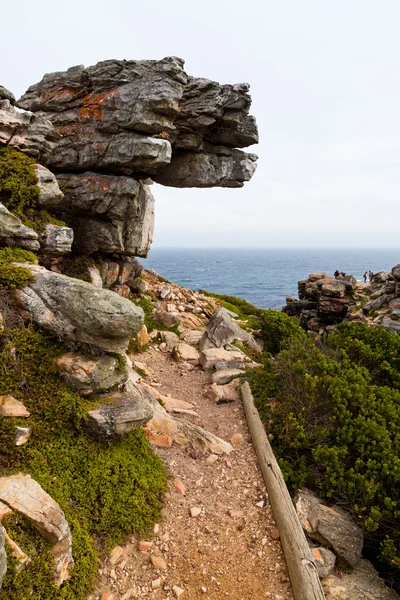 Großer Felsen hängt über einem Wanderweg — Stockfoto
