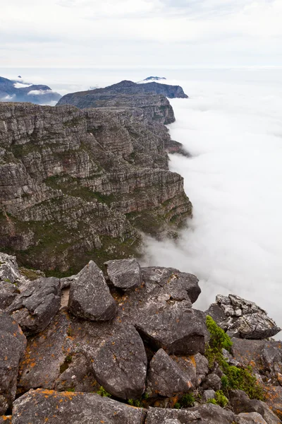 Visa från bergets topp på moln — Stockfoto