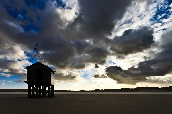 Дом для лодок на пляже — стоковое фото