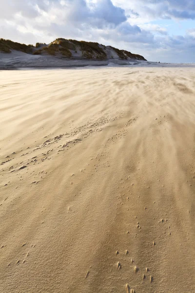 Zand waait over het strand — Stockfoto