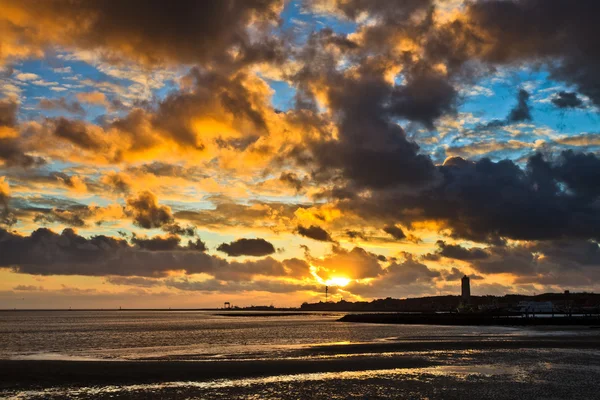 Bela paisagem nublada ao pôr do sol na ilha — Fotografia de Stock