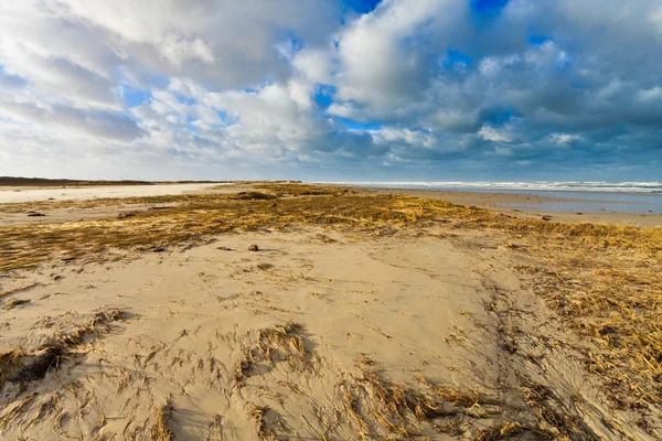 Море с песчаными дюнами — стоковое фото
