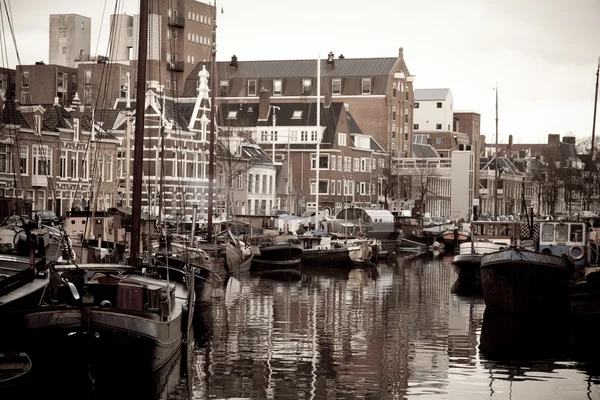 Husbåtar i en kanal i staden — Stockfoto