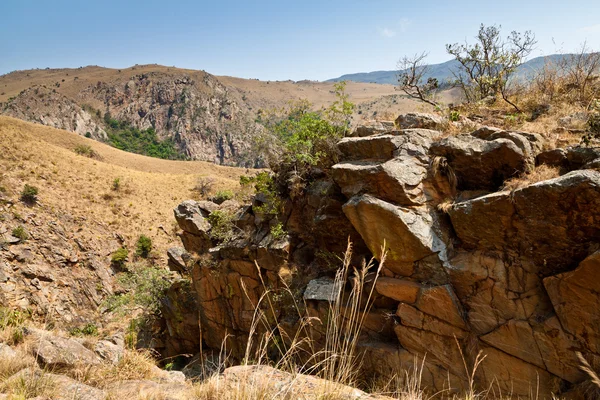 Szorstkie skały w górskim krajobrazem — Zdjęcie stockowe