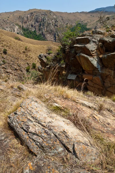 Fels in Nahaufnahme in einer Berglandschaft — Stockfoto
