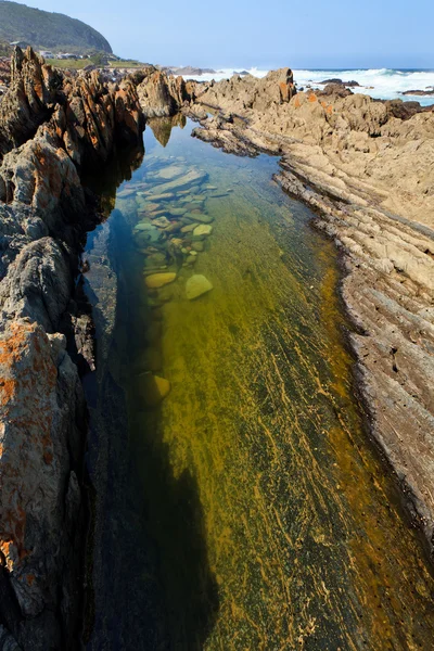 Бассейн с камнями на дне — стоковое фото