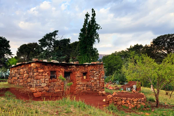 Дом в деревне в Африке — стоковое фото