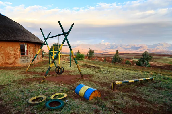 Speeltuin op een school in Afrika — Stockfoto