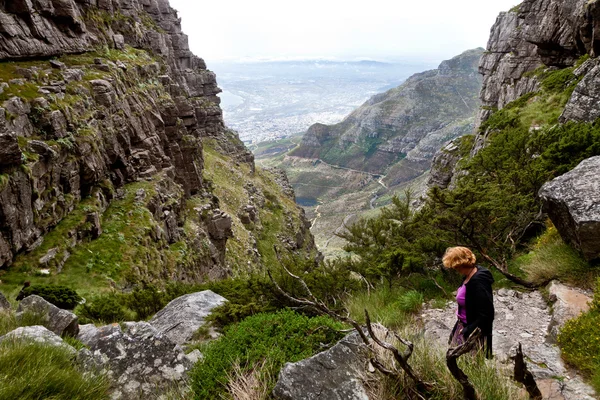 Kvinna vandring på berget tabell — Stockfoto