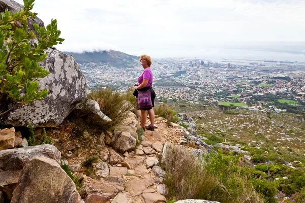Woman hiking on the table mountain — Stock Photo, Image