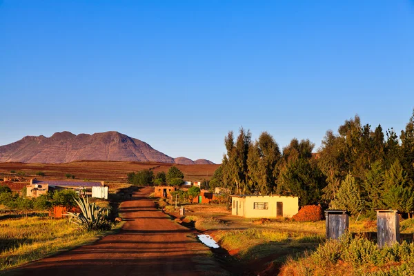 Rua deserta em uma aldeia de montanha — Fotografia de Stock