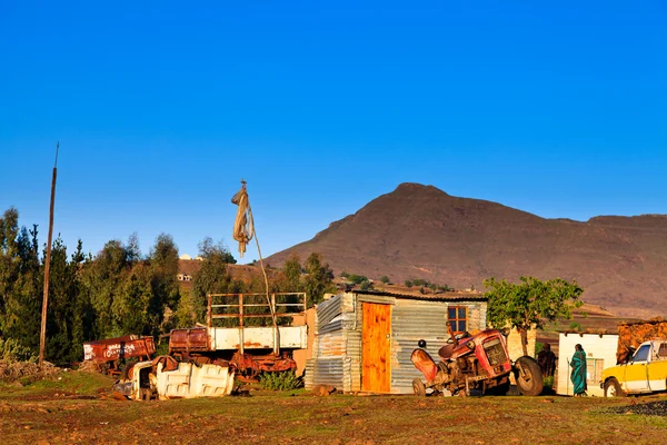 Деревня в горах при утреннем свете — стоковое фото