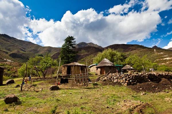 Небольшая деревня в горах — стоковое фото