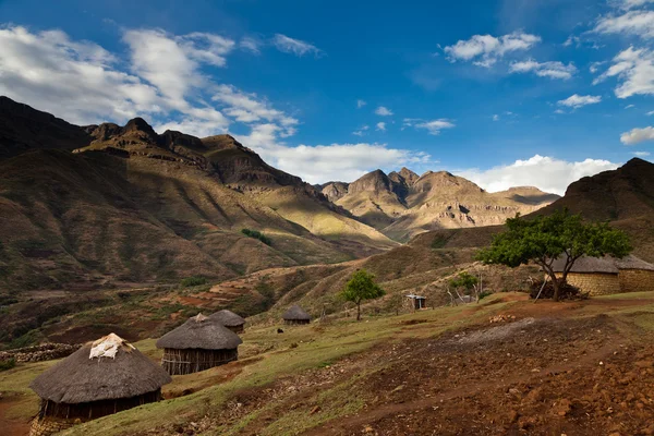 Klein dorpje in de bergen — Stockfoto
