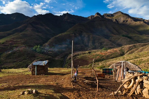 Egy hegyi falu primitív stabil — Stock Fotó