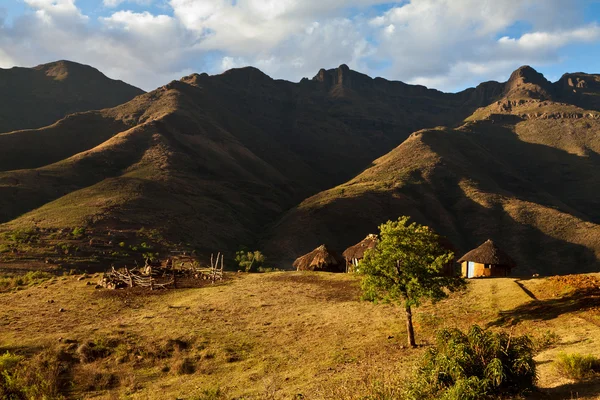 Деревня в горах в красивом свете — стоковое фото