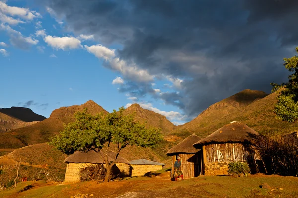Primitivní vesnice v horách, v krásné světle — Stock fotografie