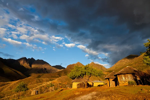 Primitieve dorp in de bergen in prachtige licht — Stockfoto