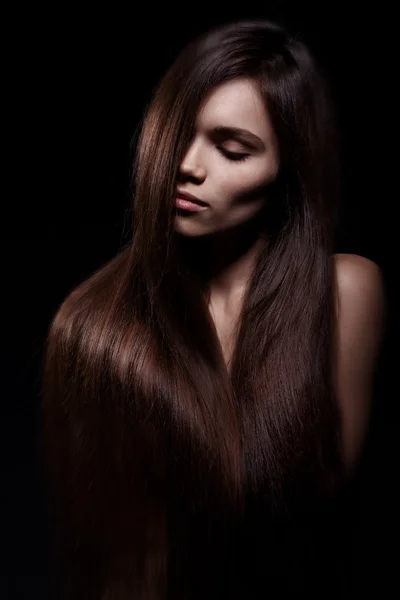 Hermosa mujer con el pelo largo — Foto de Stock