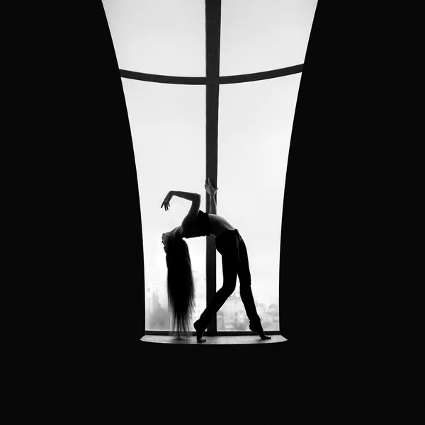 Tänzerin steht auf Fensterscheibe — Stockfoto