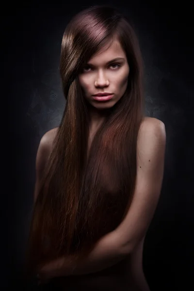 Ελκυστική νεαρή γυναίκα με μακριά μαλλιά — Φωτογραφία Αρχείου