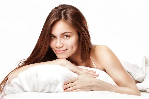 Güzel bir kadın yatakta yatarken — Stok fotoğraf