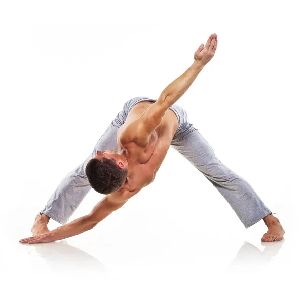 Человек делает йогу. — стоковое фото