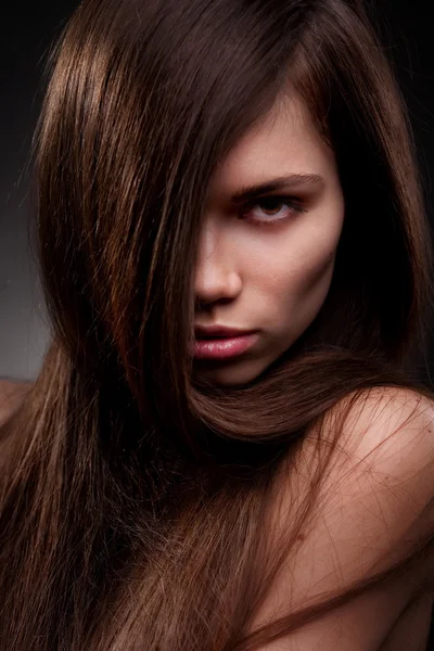 Красивая женщина с длинными волосами — стоковое фото