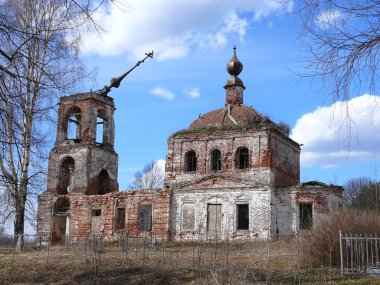 terk edilmiş kilisede