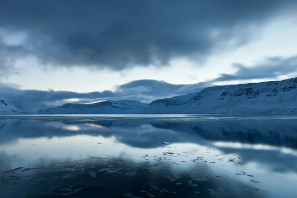 Inverno lago de montanha — Fotografia de Stock