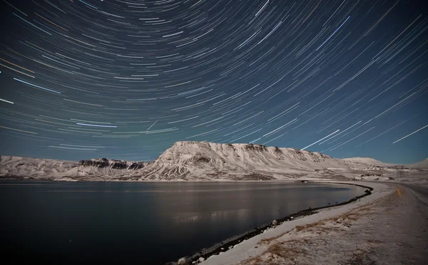 Lång exponering av stjärnor i Island Royaltyfria Stockbilder