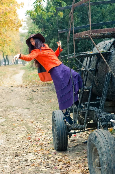 Chica cerca del tanque — Foto de Stock