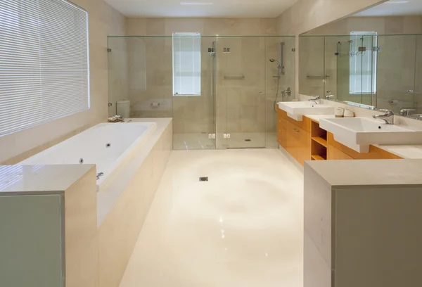 Modern kétágyas fürdőszobával — Stock Fotó