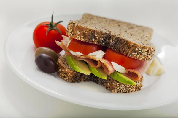 Sandwich de jamón, tomate y aguacate — Foto de Stock