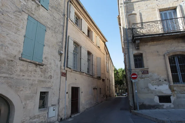 Strada con vecchie case nel centro di Uzes - Sud della Francia — Foto Stock