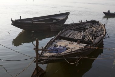 sabah kutsal Ganj Nehri. Varanasi. Hindistan