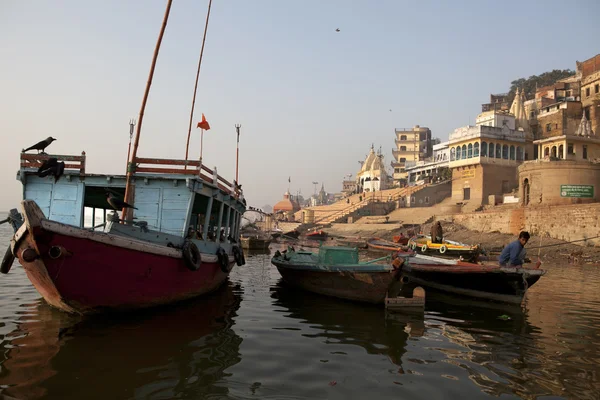 Morgon vid floden Ganges i Varanasi (Benares - Uttar Pradesh) — Stockfoto