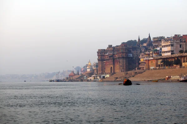 神圣在瓦拉纳西-印度的恒河旁边的皇家宫殿 — 图库照片