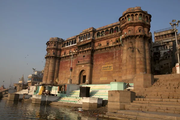 A ROYAL PALACE NEXT TO THE HOLY GANGES RIVER IN VARANASI - INDIA — Stock Photo, Image