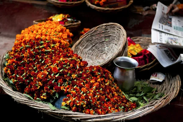 Orange und rote Blumen zum Gebet in Indien, Rajasthan — Stockfoto
