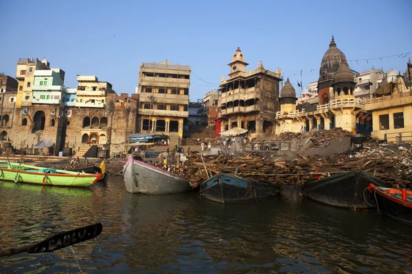 THE BURNING GHAT NEXT TO THE HOLY GANGES RIVER IN VARANASI - INDIA — Stock Photo, Image