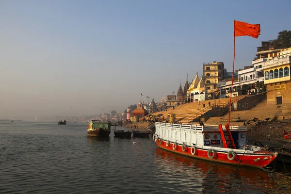 Ochtend om de heilige rivier de ganges. Varanasi. India — Stockfoto