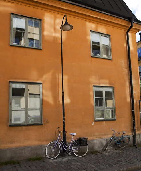 Yellow Swedish house with bike in Stockholm, Sweden. — Stock Photo, Image