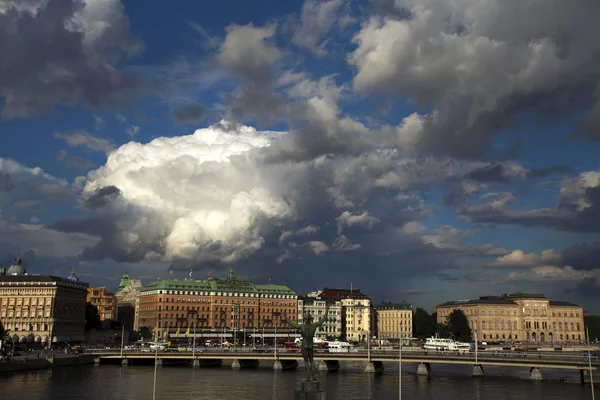 Une vue ensoleillée à Gamla stan - centre de Stockholm — Photo