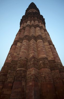 Delhi. Qutub minar. Minare yakın çekim.