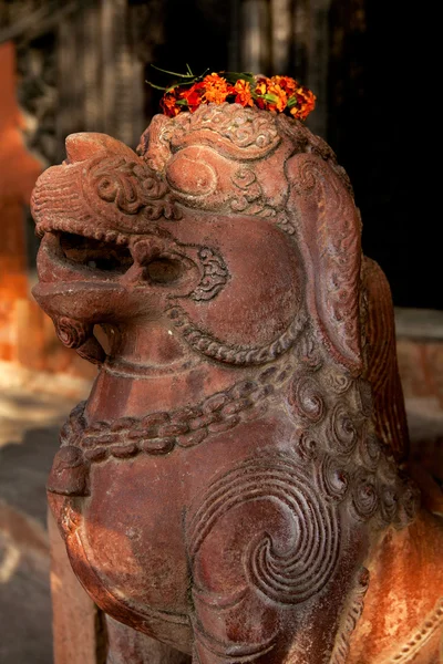 Охрана непальской керамики в Варанаси (Бенарес - УТТАР Прадеш). ИНДИЯ ) — стоковое фото